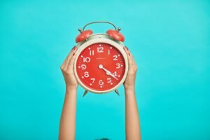 SMART goals in Irish include time-bound objectives